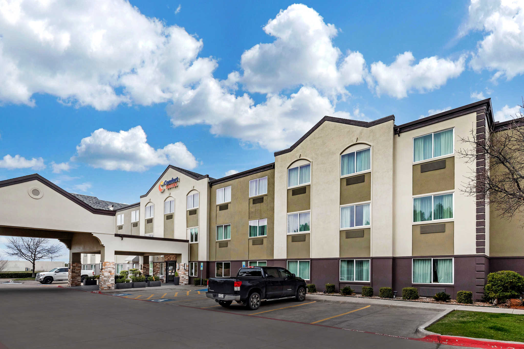 Comfort Suites Exterior